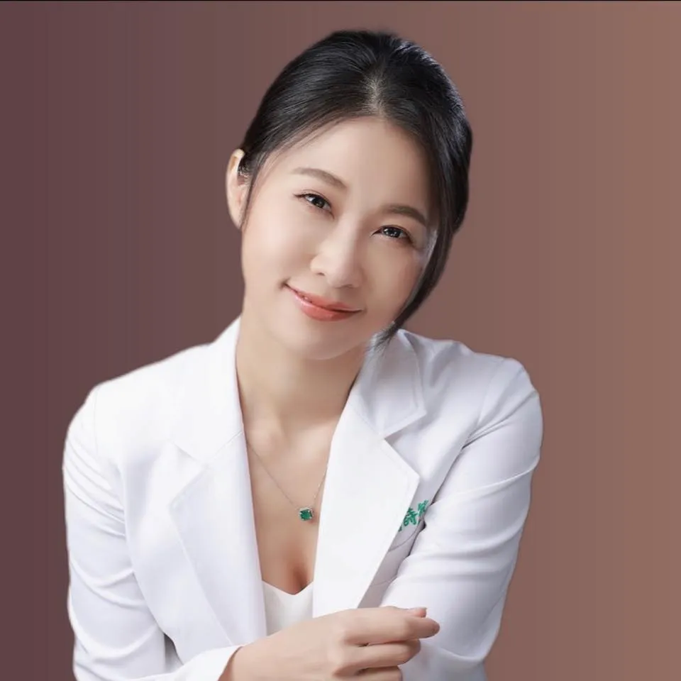 簡詩敏藥師指出,無論人工或天然香氛,都可能透過吸入與皮膚進入身體,引發氣喘、荷爾蒙失衡、皮膚過敏與神經刺激。研究也證實,精油中的某些成分與男性女乳症、皮膚炎等問題相關。此外,商業場域中的「嗅覺行銷」進一步增加了暴露機會與風險。藥師建議,包括過敏體質、孕婦、幼兒等高風險族群,應選擇「無香精」、「低敏」產品,減少不必要的香氛負擔。無香生活,才是真正對健康最友善的選擇。